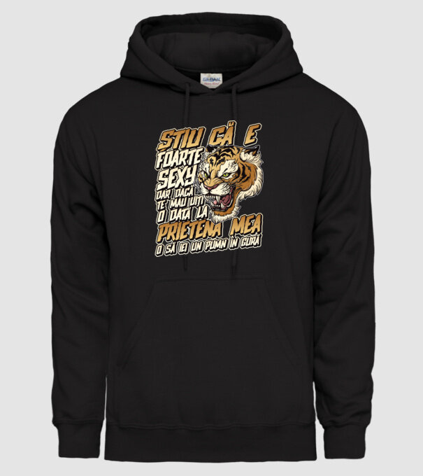 Știu că e foarte sexy, dar dacă te mai uiți o dată la prietena mea, o să iei un pumn în gură model negru pe tricou