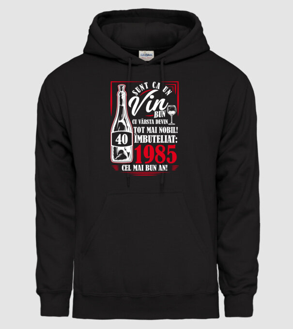 Un Vin Bun 1985 - Negru model negru pe tricou