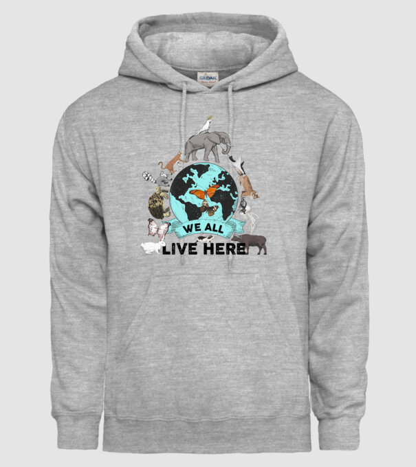 We all live here model gri pe tricou