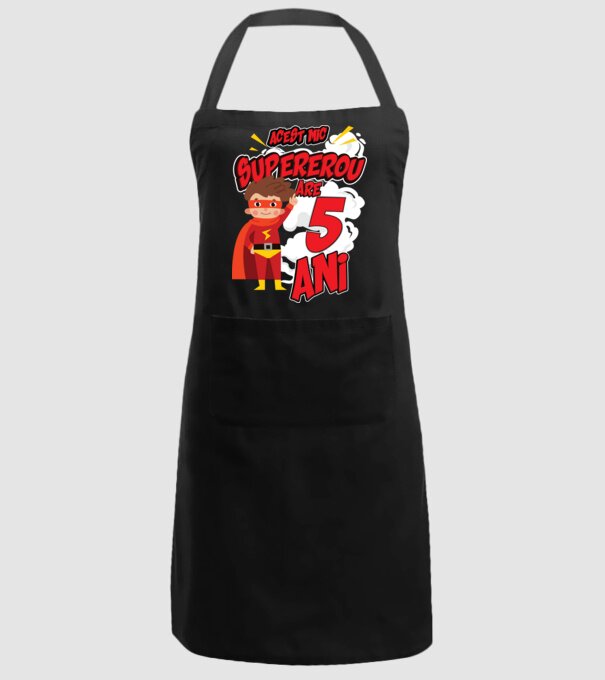Acest mic supererou are 5 ani model negru pe tricou
