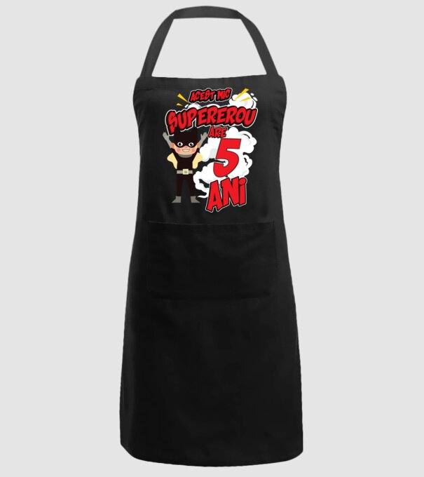 Acest mic supererou are 5 ani model negru pe tricou