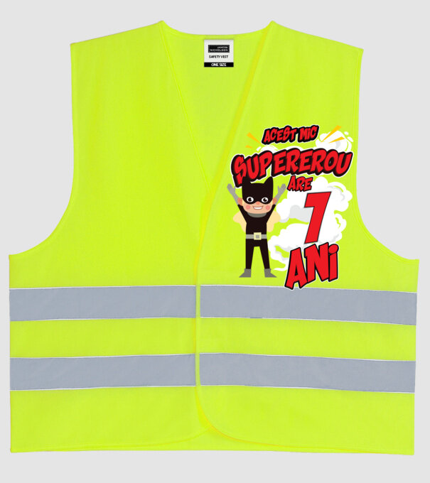 Acest mic supererou are 1 an model galben neon pe tricou