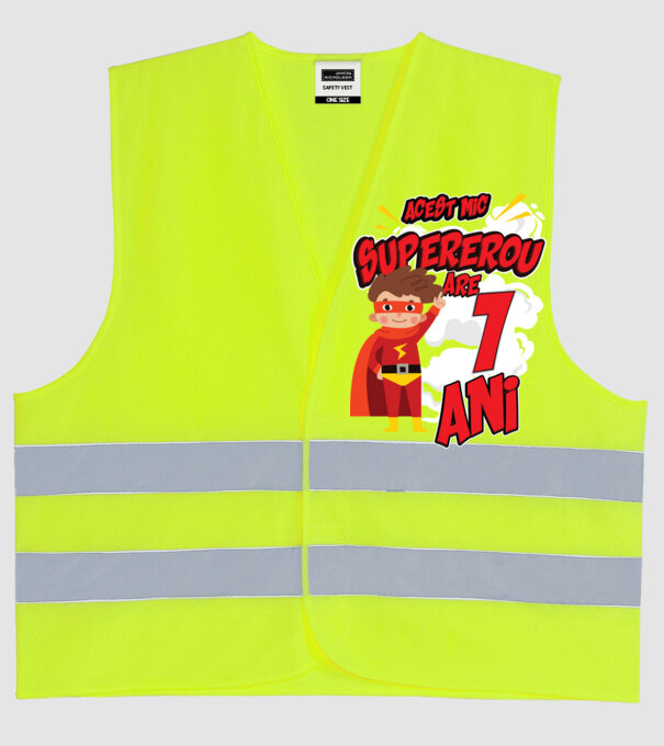 Acest mic supererou are 1 an model galben neon pe tricou