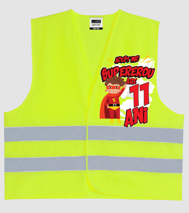 Acest mic supererou are 11 ani model galben neon pe tricou