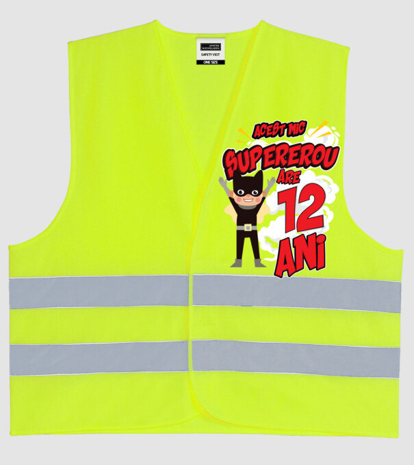 Acest mic supererou are 12 ani model galben neon pe tricou