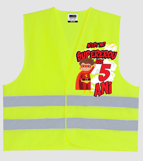 Acest mic supererou are 5 ani model galben neon pe tricou