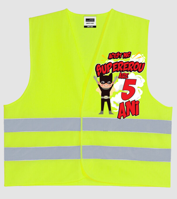 Acest mic supererou are 5 ani model galben neon pe tricou