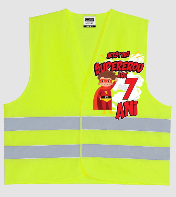 Acest mic supererou are 7 ani model galben neon pe tricou