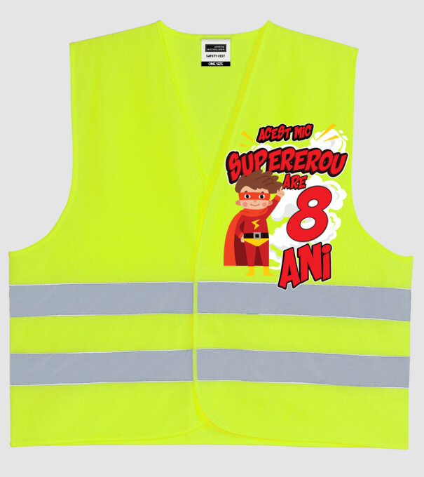 Acest mic supererou are 8 ani model galben neon pe tricou