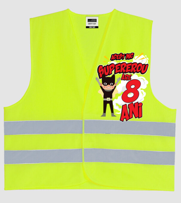 Acest mic supererou are 8 ani model galben neon pe tricou