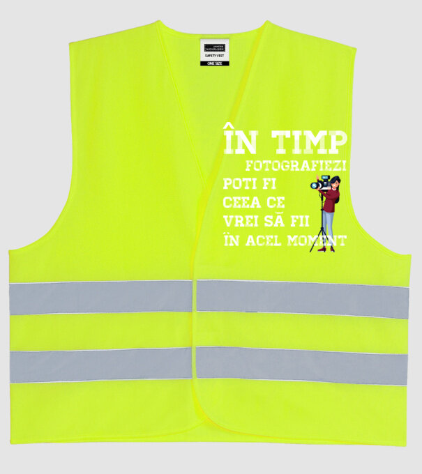 în timp ce fotografiezi poți fi ceea ce vrei să fii - în acel moment model galben neon pe tricou