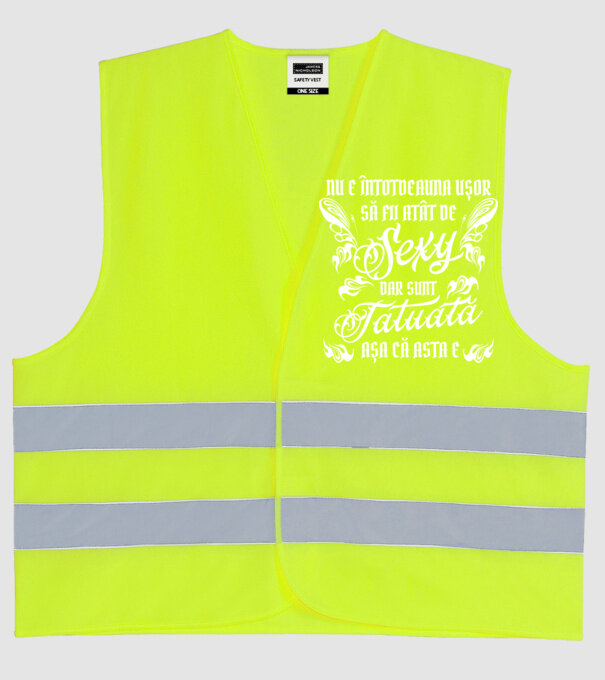 Nu e întotdeauna ușor să fii atât de sexy, dar sunt tatuată, așa că asta e model galben neon pe tricou