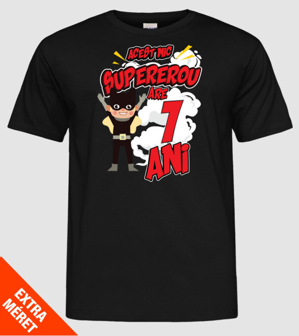 Acest mic supererou are 1 an model negru pe tricou