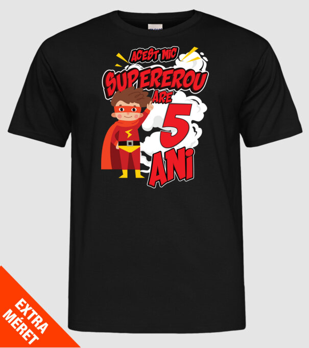 Acest mic supererou are 5 ani model negru pe tricou