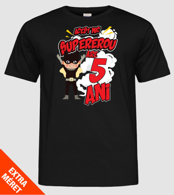 Acest mic supererou are 5 ani model negru pe tricou