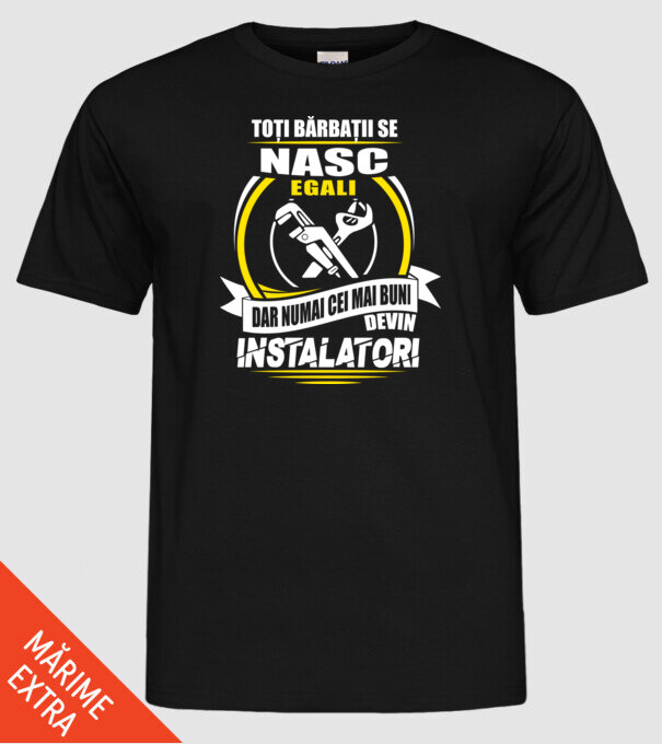Toți bărbații se nasc egali instalatori model negru pe tricou