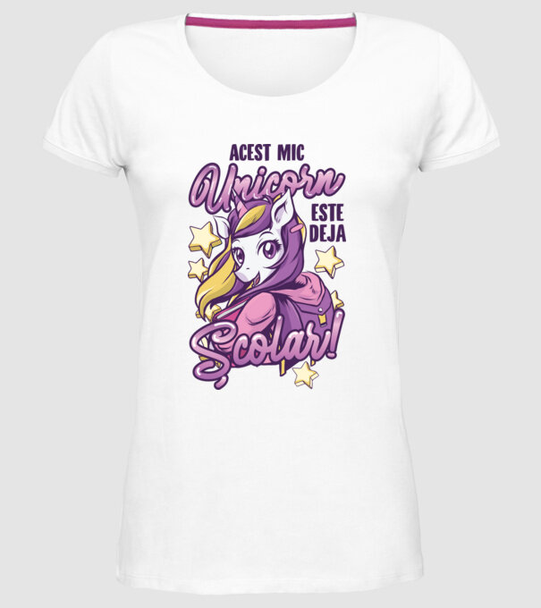 Acest mic unicorn este deja școlar model alb pe tricou