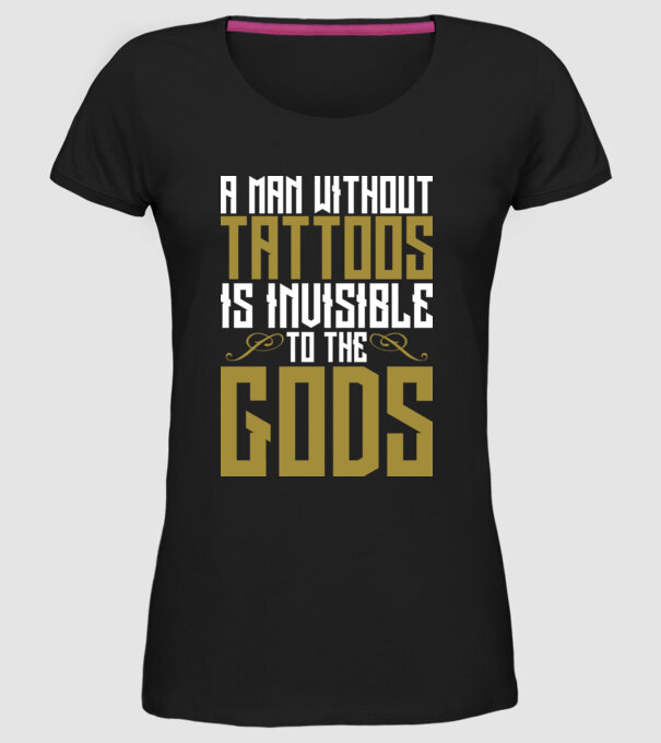 A man without tattoos is invisible to the gods model negru pe tricou