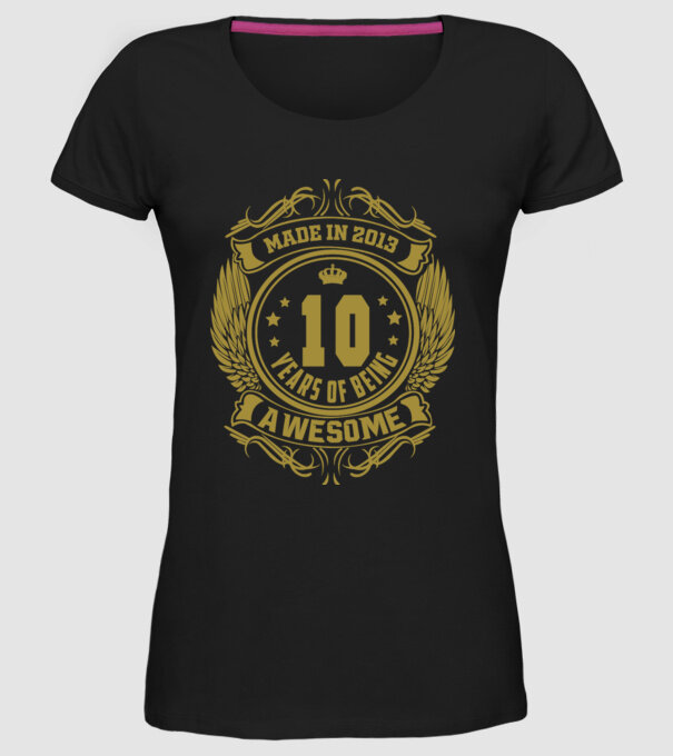 10 years of being awesome winged model negru pe tricou