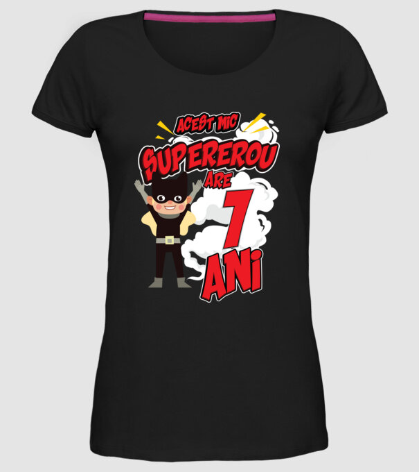 Acest mic supererou are 1 an model negru pe tricou