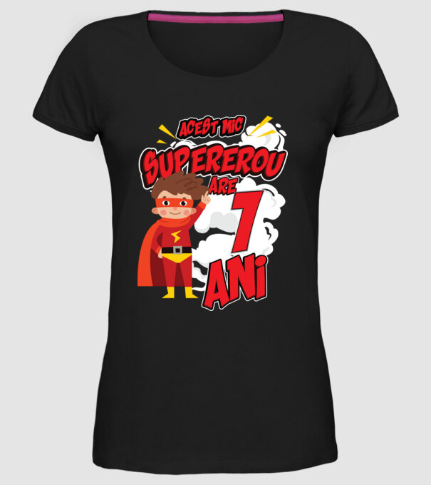 Acest mic supererou are 1 an model negru pe tricou