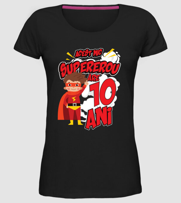 Acest mic supererou are 10 ani model negru pe tricou