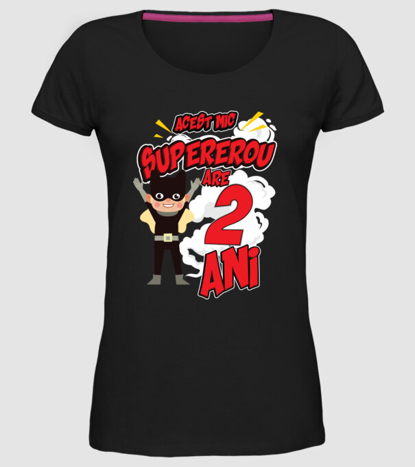Acest mic supererou are 2 ani model negru pe tricou