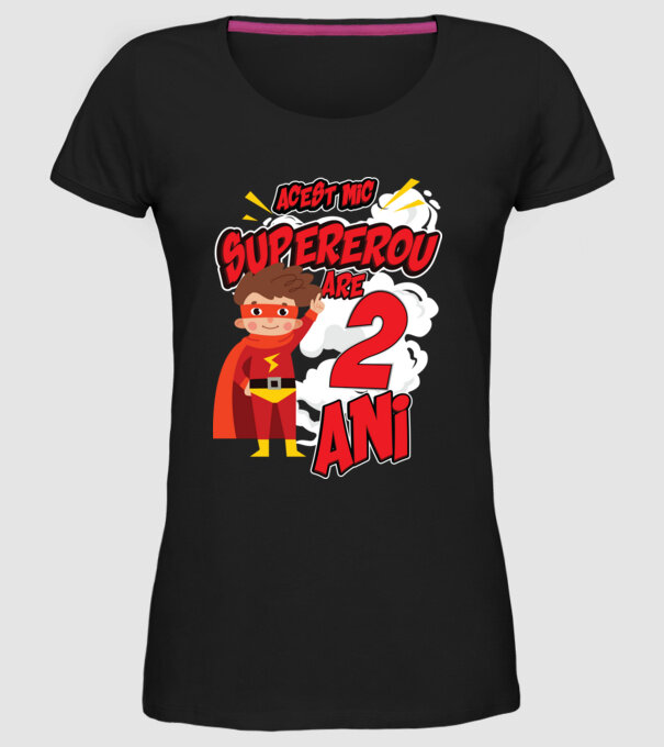 Acest mic supererou are 2 ani model negru pe tricou