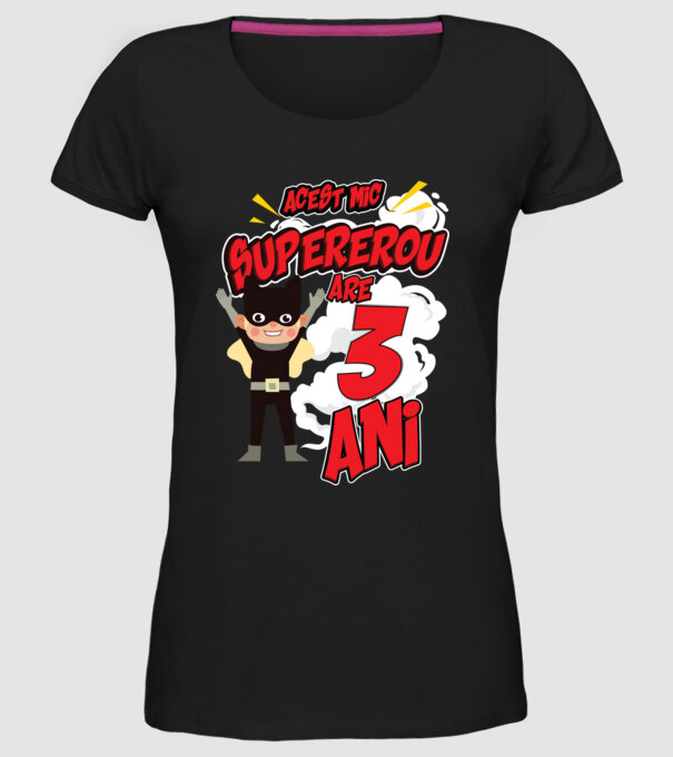 Acest mic supererou are 3 ani model negru pe tricou