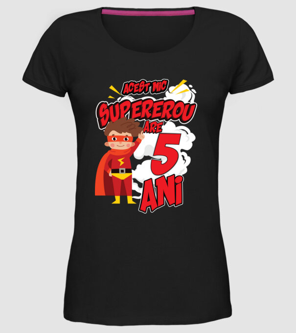 Acest mic supererou are 5 ani model negru pe tricou