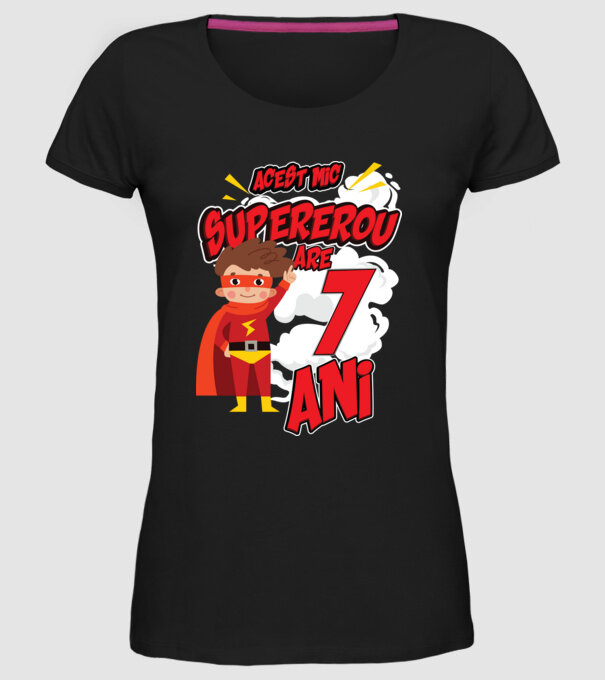 Acest mic supererou are 7 ani model negru pe tricou