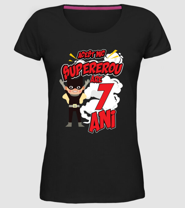 Acest mic supererou are 7 ani model negru pe tricou