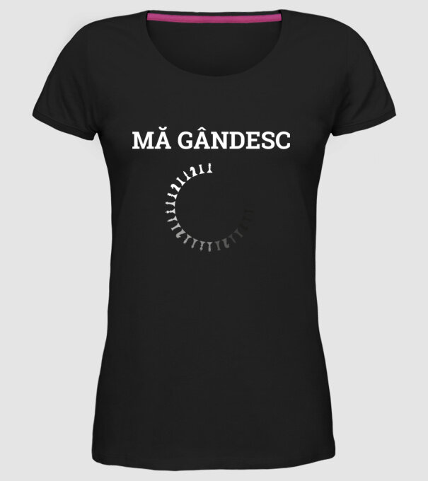 Mă gândesc model negru pe tricou