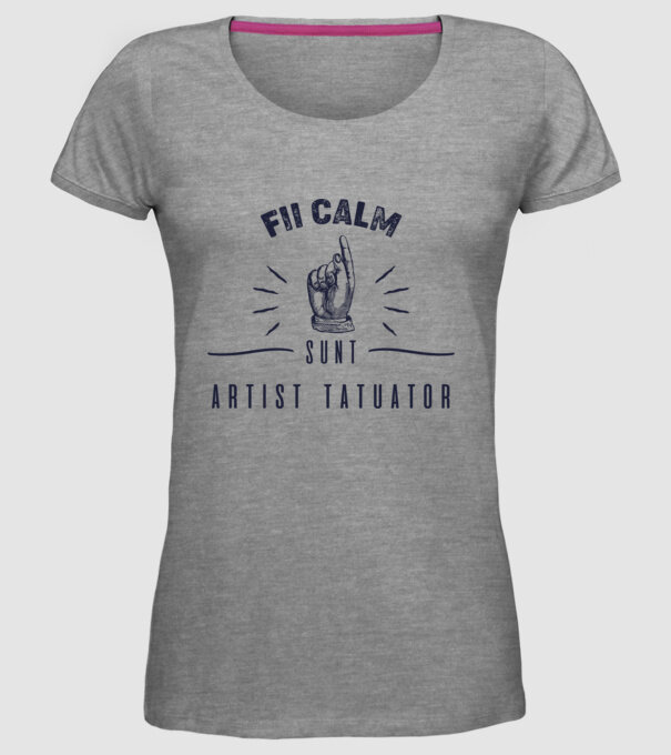 Fii calm, sunt artist tatuator model gri pe tricou