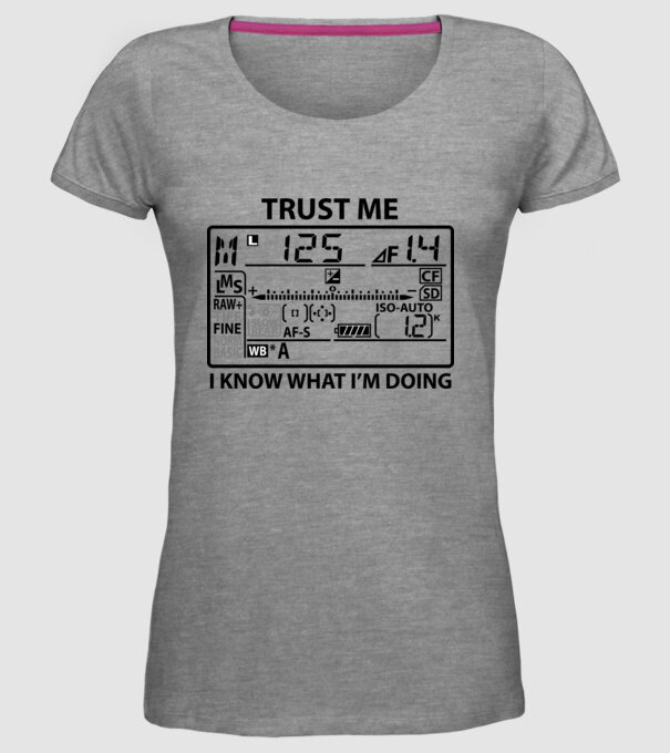 Trust me i'm a photographer model gri pe tricou