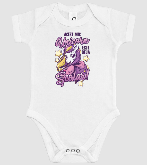Acest mic unicorn este deja școlar model alb pe tricou