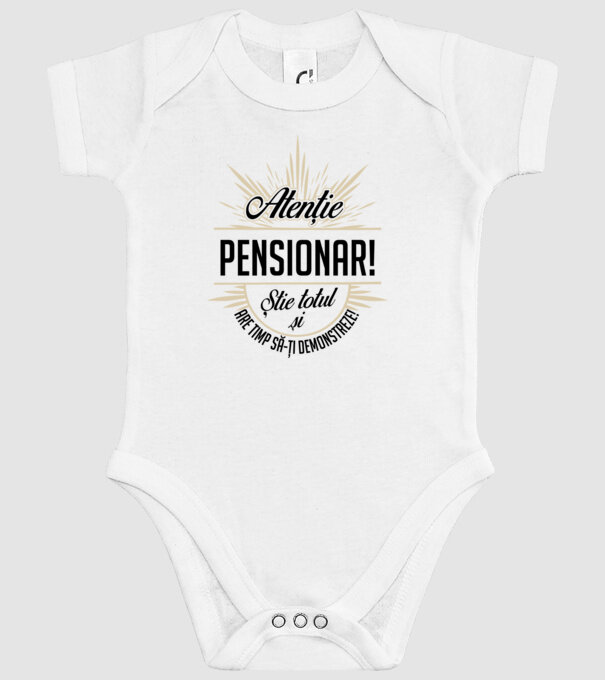 Atenție pensionar! Știe totul și are timp să-ți demonstreze! model alb pe tricou