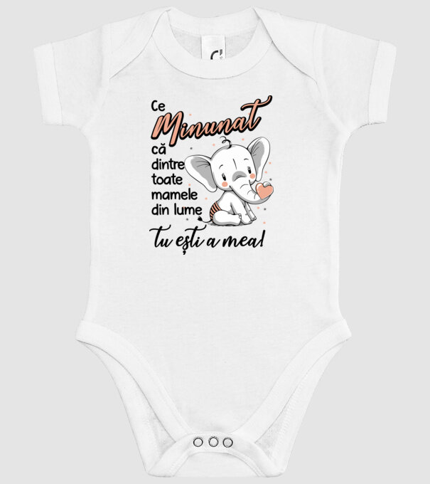 Ce minunat că dintre toate mamele din lume, tu ești a mea! model alb pe tricou