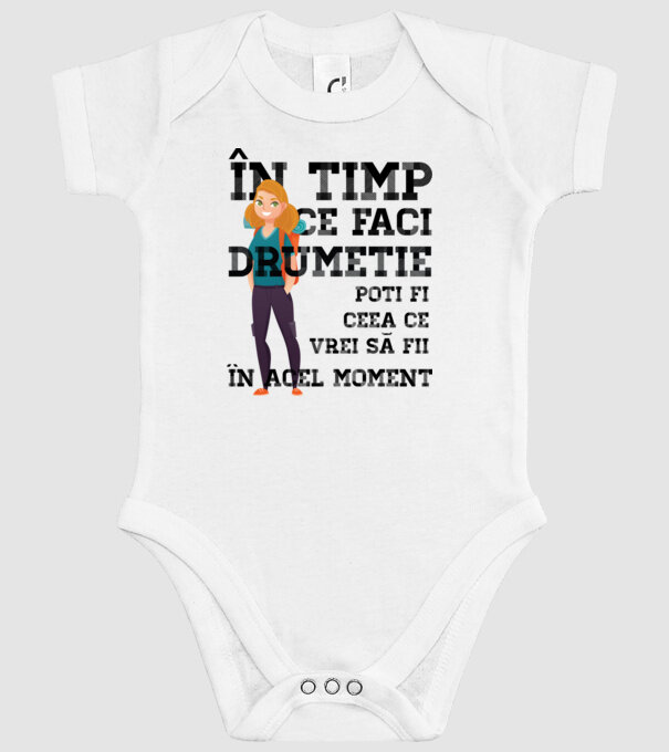 în timp ce faci drumeție poți fi ceea ce vrei să fii - în acel moment model alb pe tricou