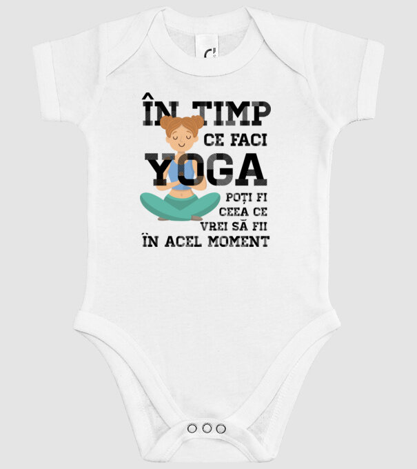 în timp ce faci yoga poți fi ceea ce vrei să fii - în acel moment model alb pe tricou