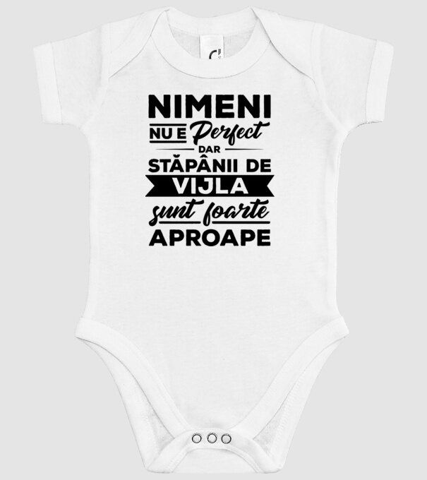 nimeni nu e perfect, dar stăpânii de vijla sunt foarte aproape model alb pe tricou
