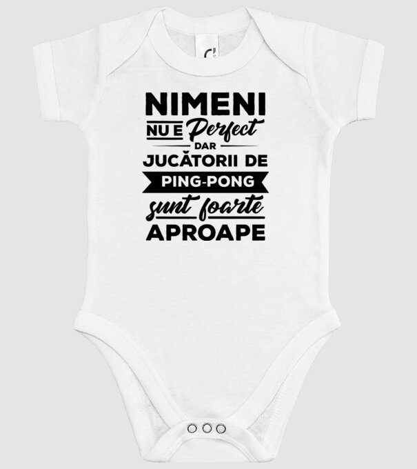nimeni nu e perfect, dar jucătorii de ping-pong sunt foarte aproape model alb pe tricou