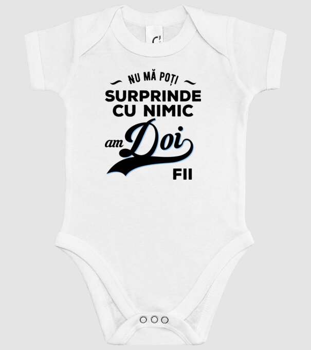 Nu mă poți surprinde cu nimic, am doi fii model alb pe tricou
