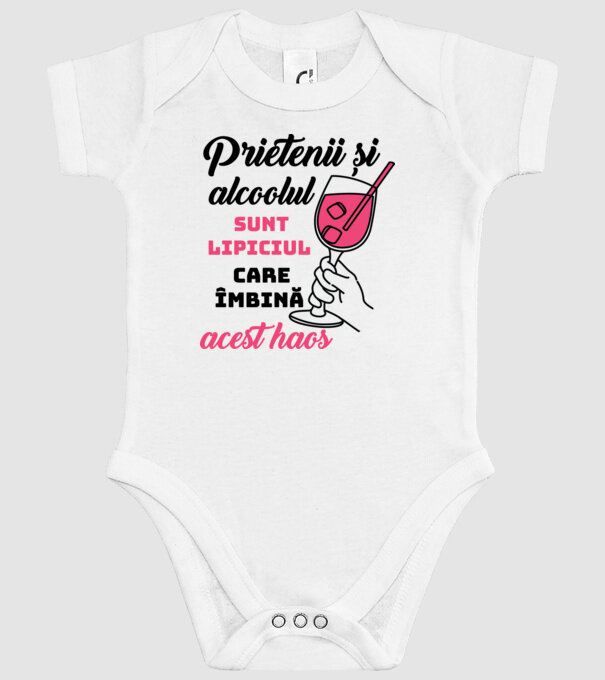 Prietenii și alcoolul sunt lipiciul care îmbină acest haos model alb pe tricou