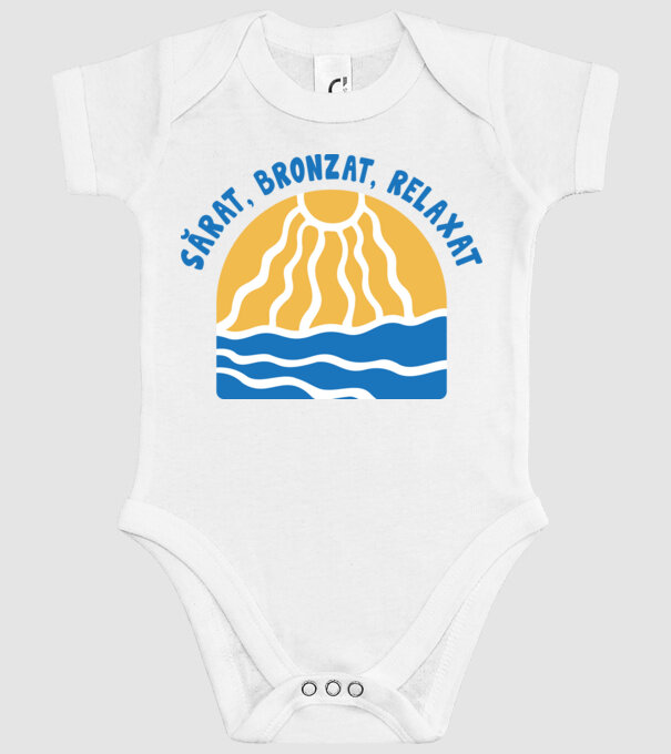 Sărat, bronzat, relaxat model alb pe tricou