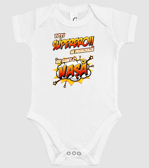 Toți supereroii se deghizează, eu sunt o nașă model alb pe tricou