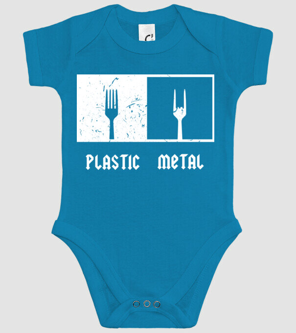 Plastic vs metal model turcoaz pe tricou