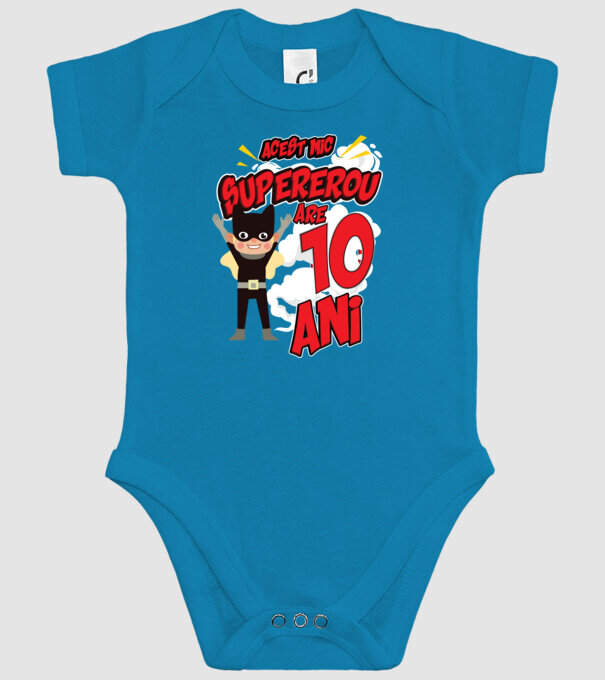 Acest mic supererou are 10 ani model turcoaz pe tricou