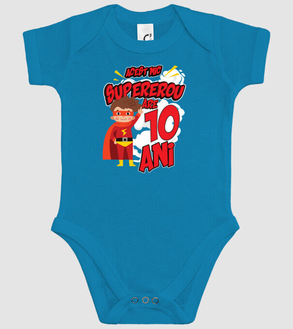 Acest mic supererou are 10 ani model turcoaz pe tricou