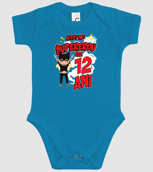 Acest mic supererou are 12 ani model turcoaz pe tricou